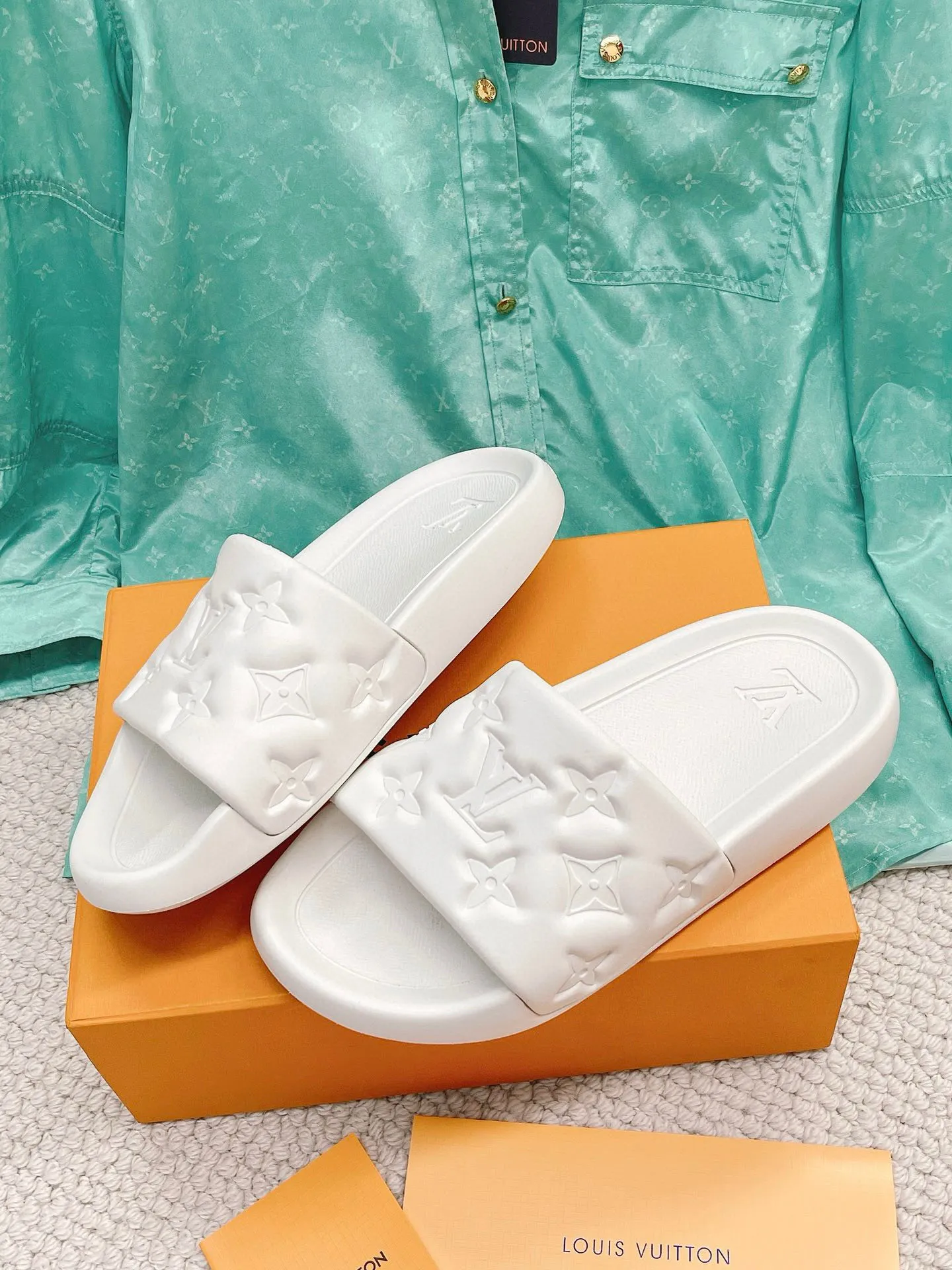 Factory price: 260💰【𝐋𝐕 Slippers】▪️Shoe size: Men's 38-45 ▪️Packaging: Counter top quality~original packaging 𝟐𝟎𝟐3 Louis Vuitton counter's new embossed slippers, L's monogram embossed slippers, Waterfront sandals are back, the upper buckle is embossed with LV's iconic Monogram pattern. Made of waterproof rubber with a comfortable and resilient insole. The lightweight, flexible outsole is embossed with the Louis Vuitton logo. ▪️Fabric: Original molded rubber foam surface ▪️Technology: embossed logo ▪️Sole: Original molded rubber foam outsole ▪️Sole thickness: 3CM.